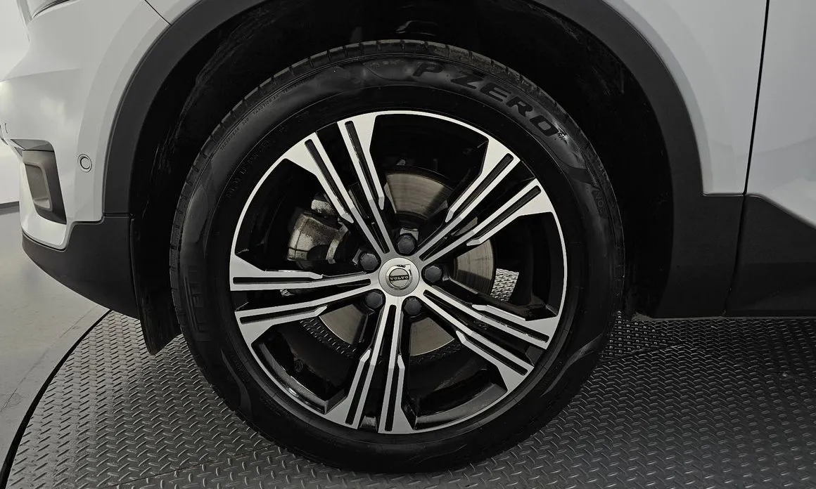 Volvo XC40 — фото 10