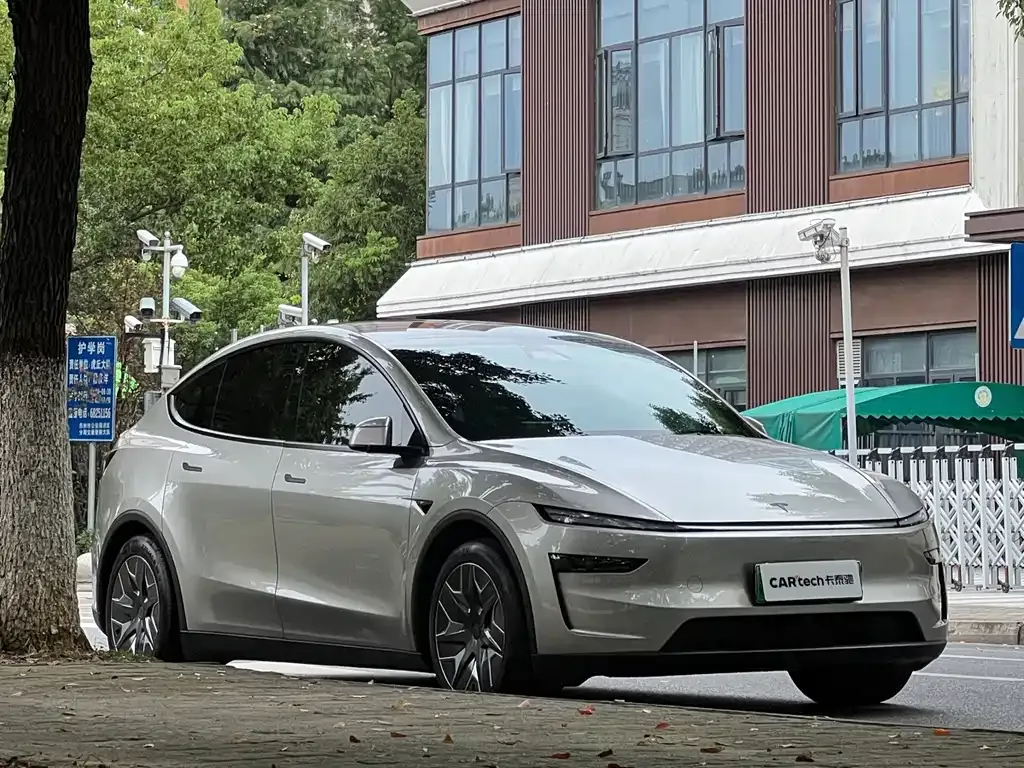 Tesla Model Y L — фото 9