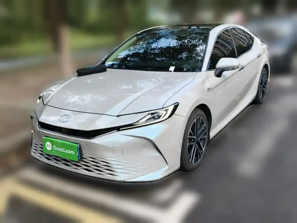 Toyota Camry — фото 1