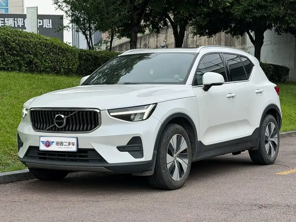 Volvo XC40 — фото 1