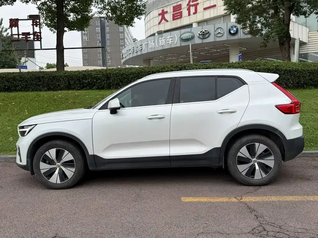 Volvo XC40 — фото 9