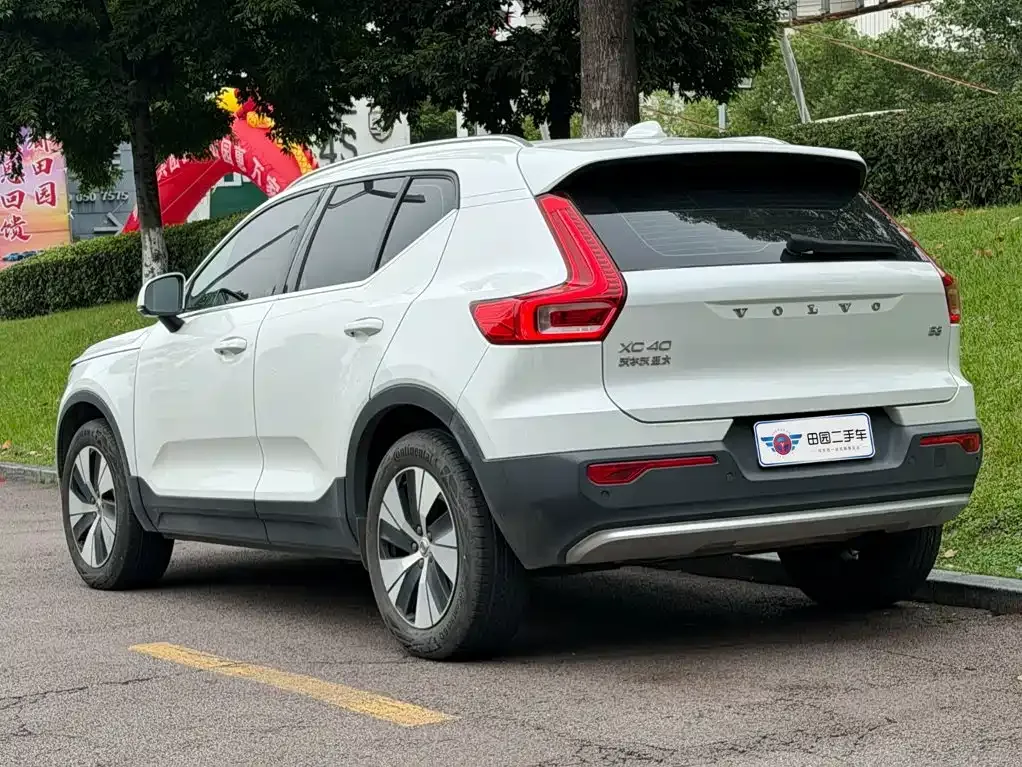 Volvo XC40 — фото 10