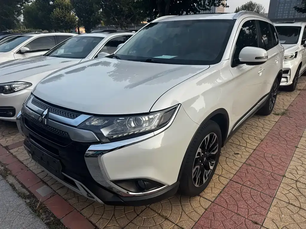 Mitsubishi Outlander — фото 1
