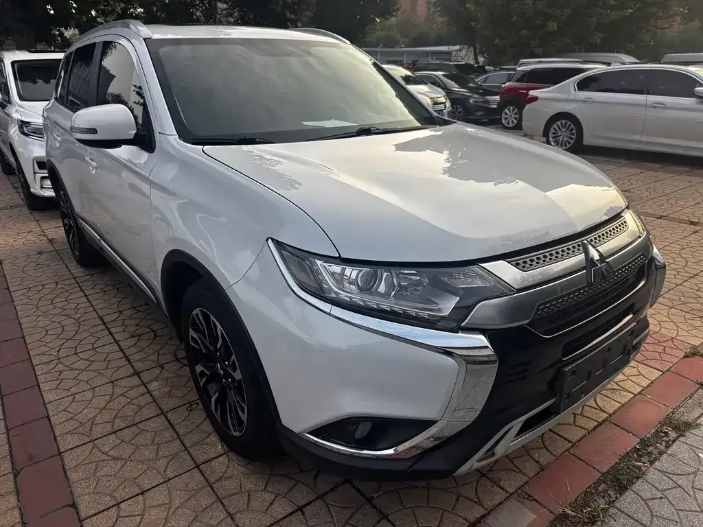 Mitsubishi Outlander — фото 3