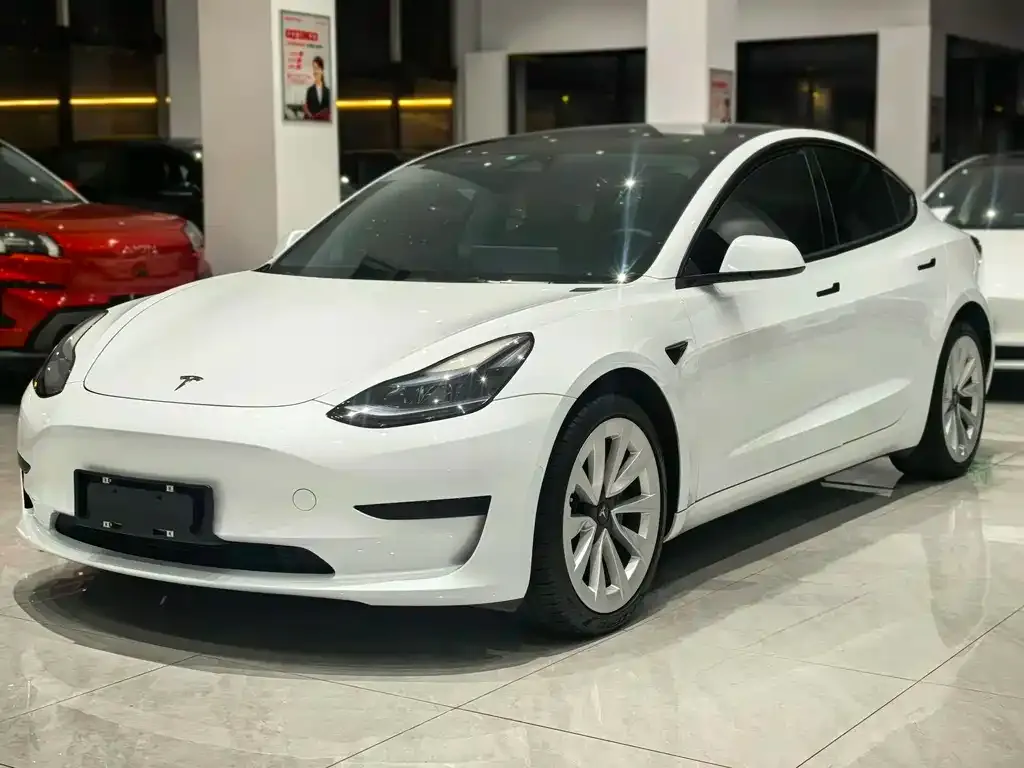 Tesla Model 3 — фото 1