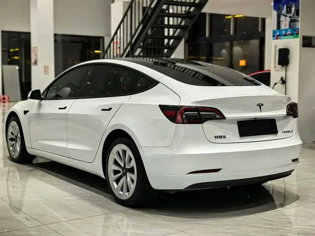 Tesla Model 3 — фото 9