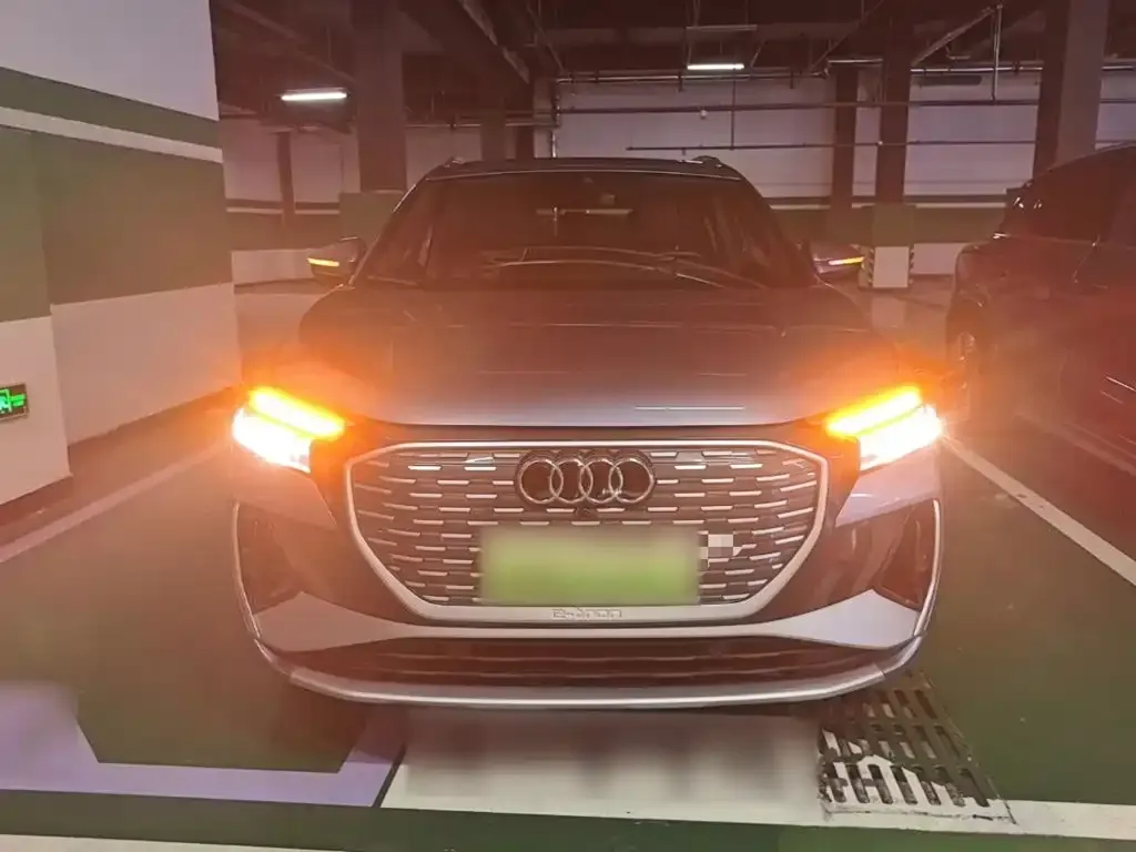 Audi Q4 e-tron — фото 1