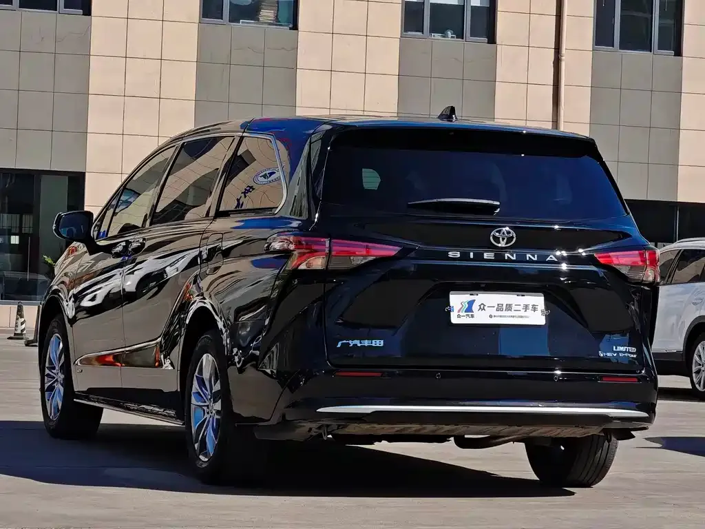 Toyota Sienna — фото 7