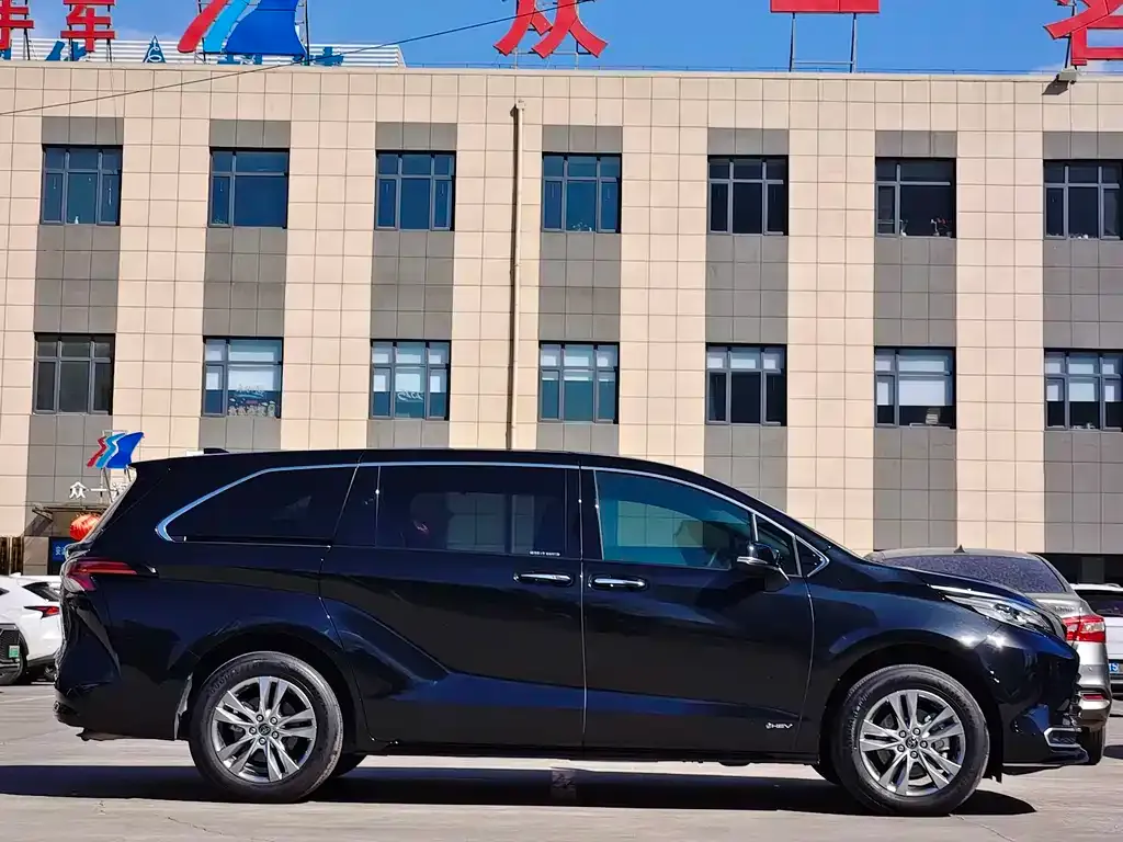Toyota Sienna — фото 3