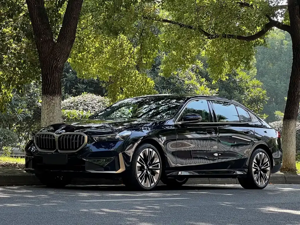 BMW 5 Series — фото 1
