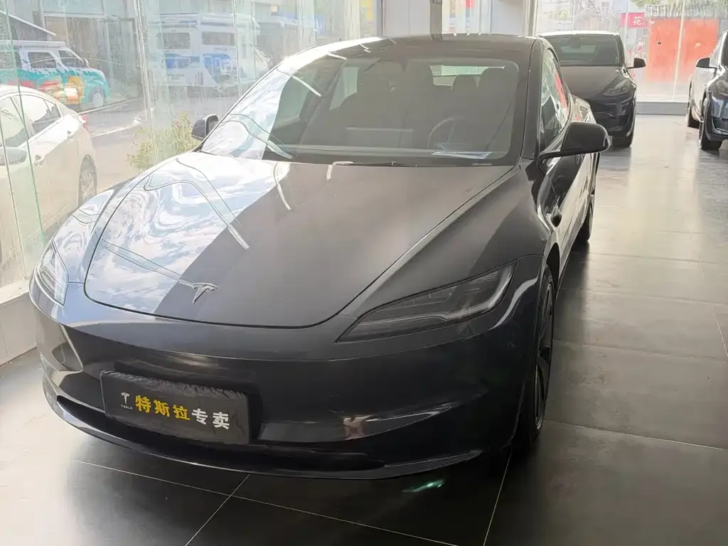 Tesla Model 3 — фото 1