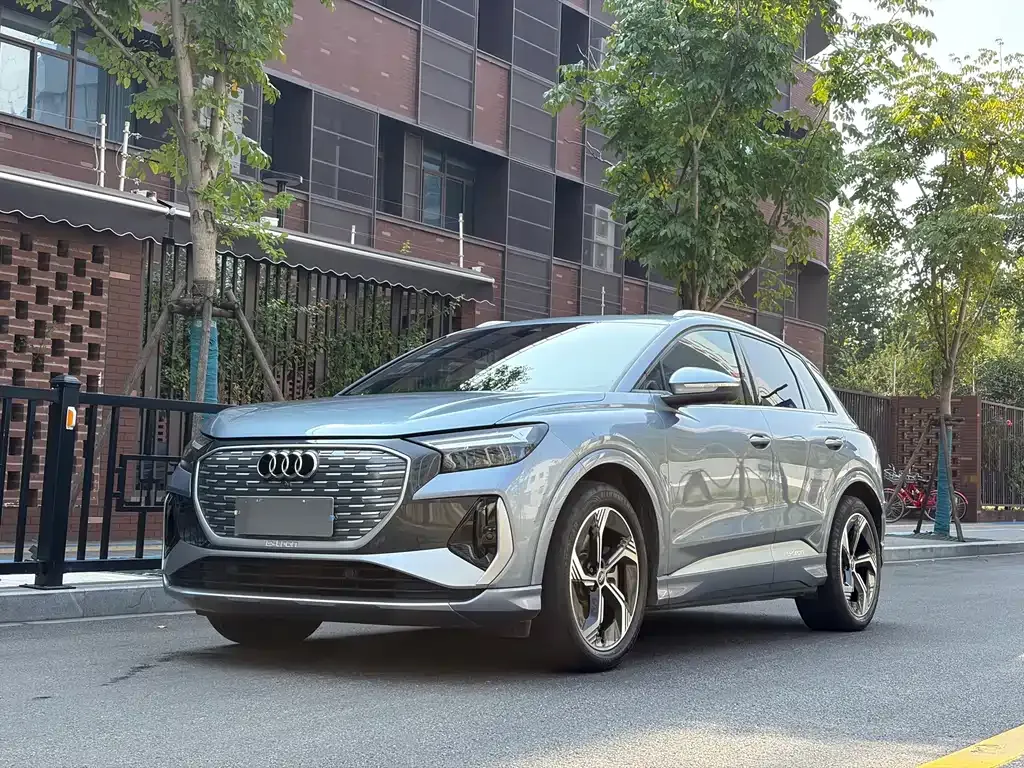 Audi Q4 e-tron — фото 1