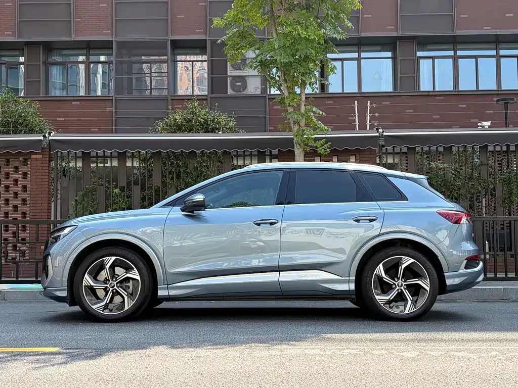 Audi Q4 e-tron — фото 7