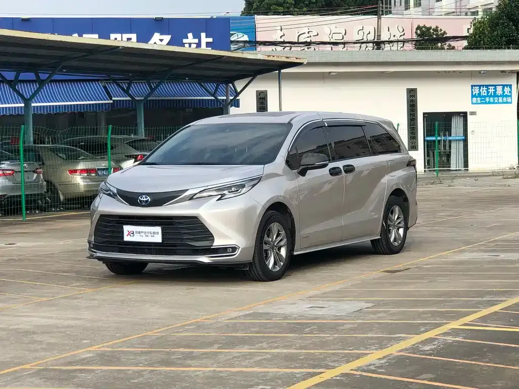 Toyota Sienna — фото 1