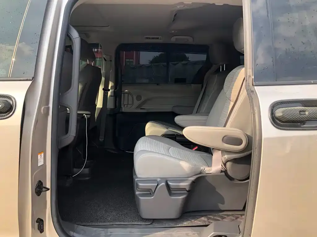 Toyota Sienna — фото 3