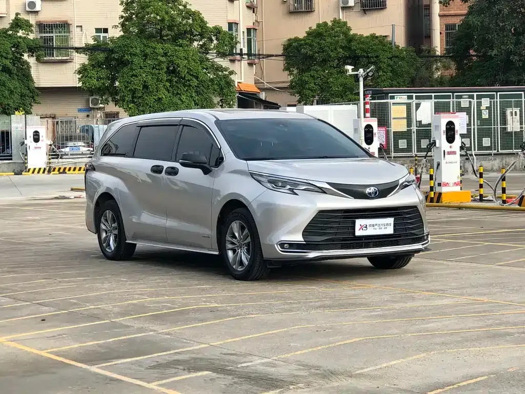 Toyota Sienna — фото 9