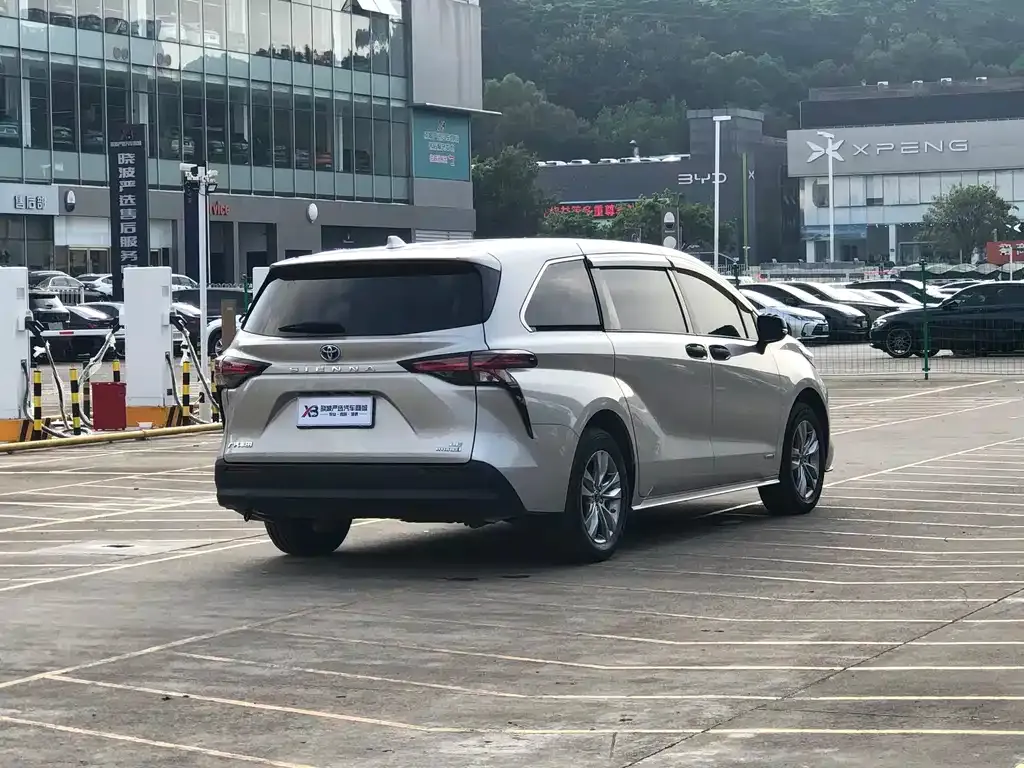 Toyota Sienna — фото 4