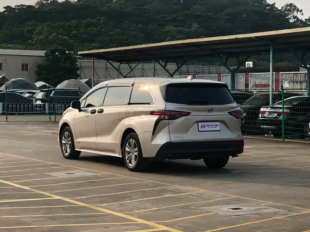 Toyota Sienna — фото 6