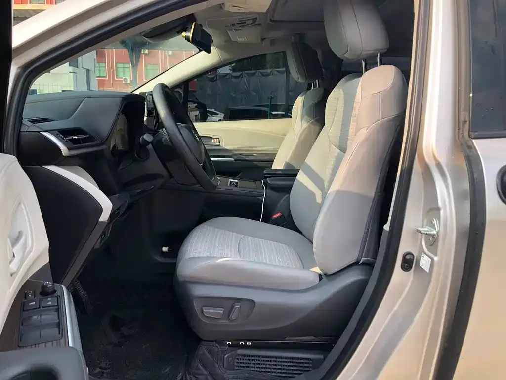 Toyota Sienna — фото 5