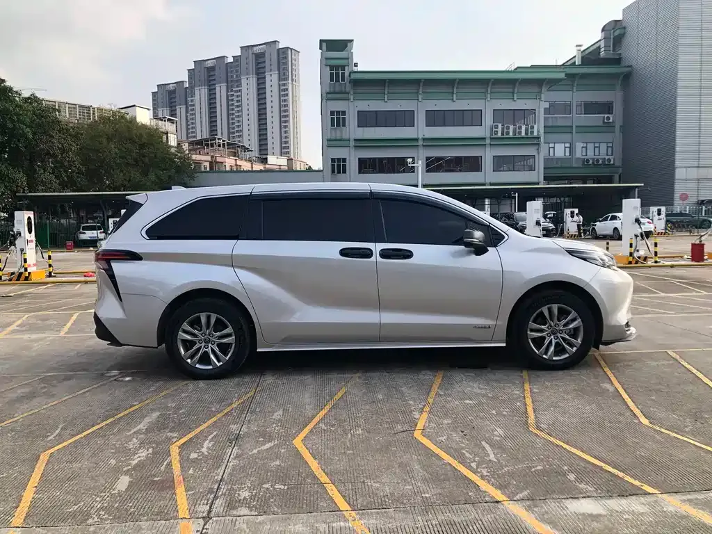 Toyota Sienna — фото 10