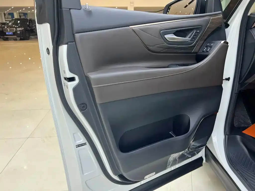 Toyota Vellfire — фото 9
