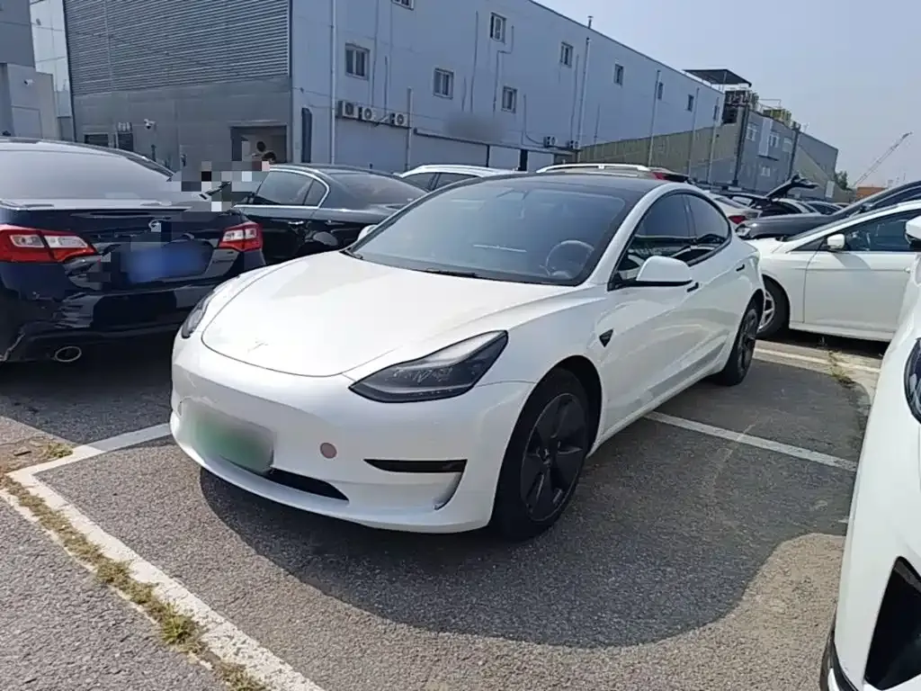 Tesla Model 3 — фото 1