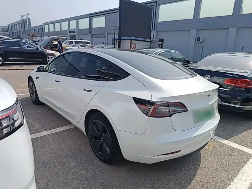 Tesla Model 3 — фото 9