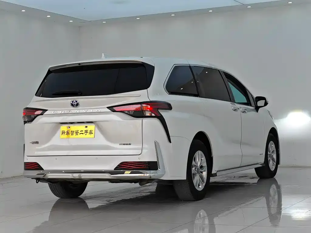 Toyota Granvia — фото 3
