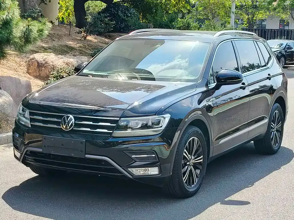 Volkswagen Tiguan L — фото 1
