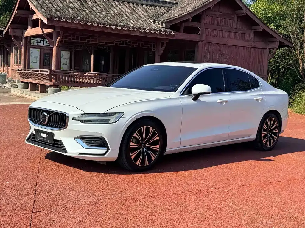 Volvo S60 — фото 1