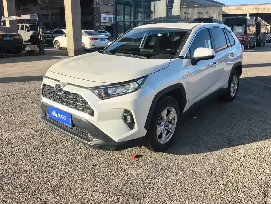 Toyota RAV4 — фото 1