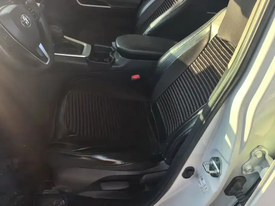 Toyota RAV4 — фото 2