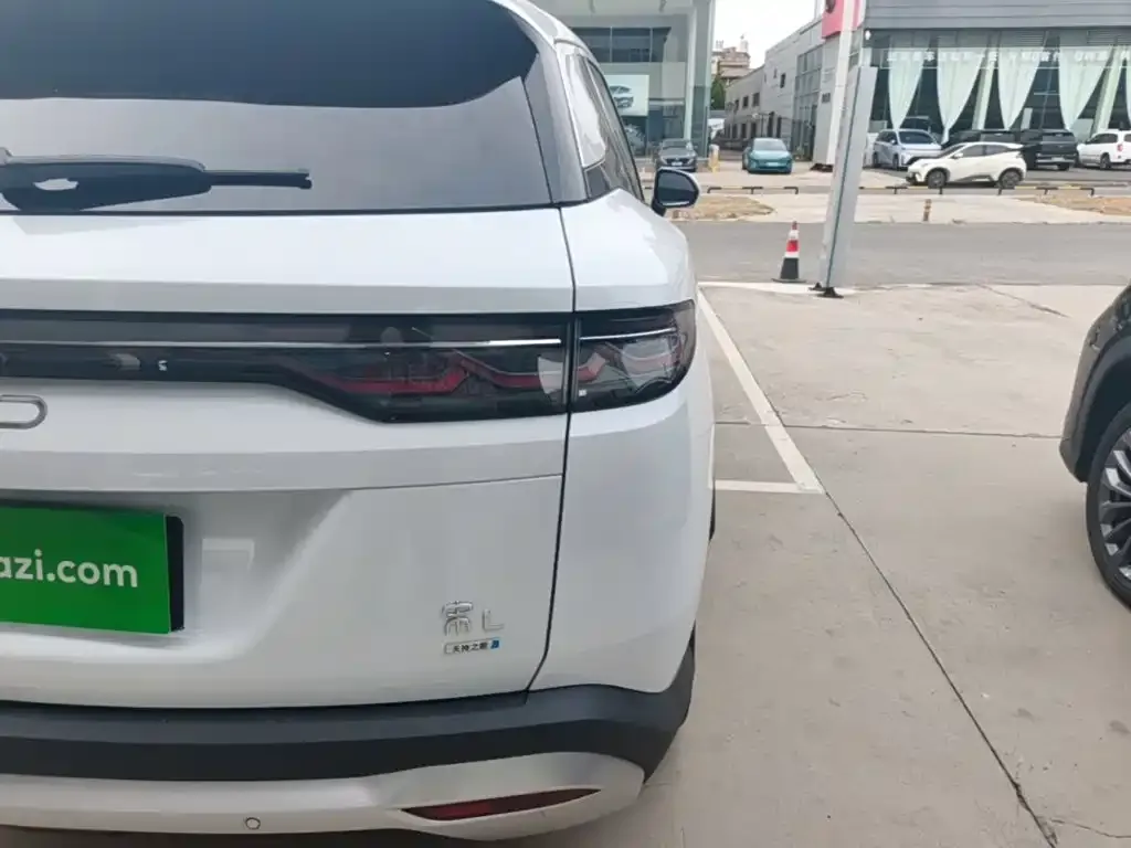 BYD L DM-i — фото 3