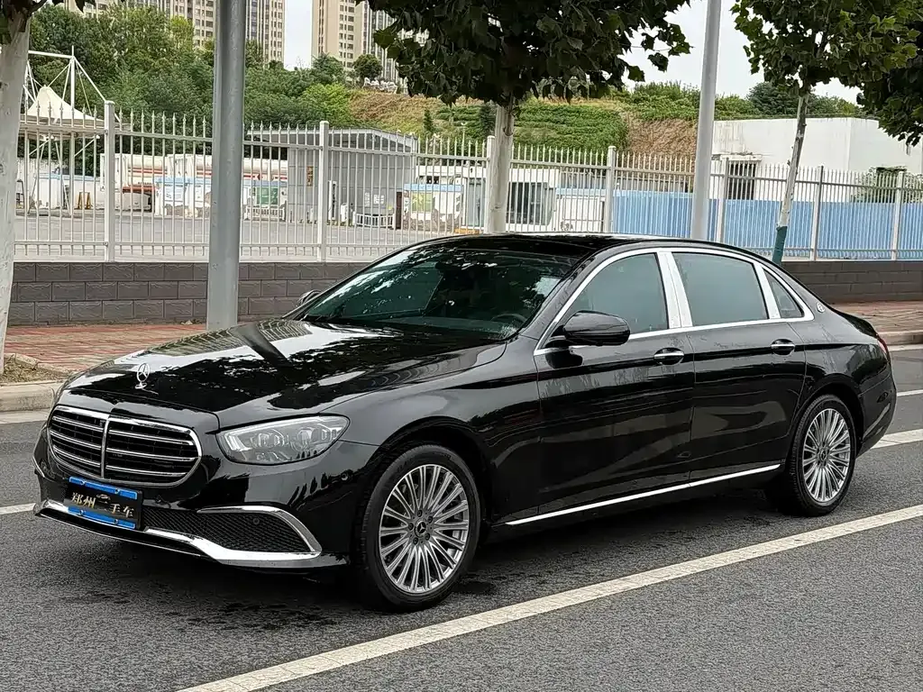 Mercedes-Benz E-Class — фото 1