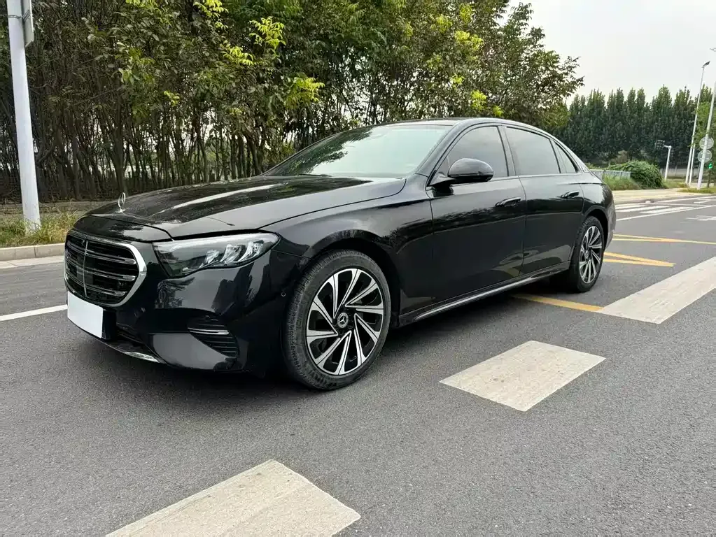 Mercedes-Benz E-Class — фото 1