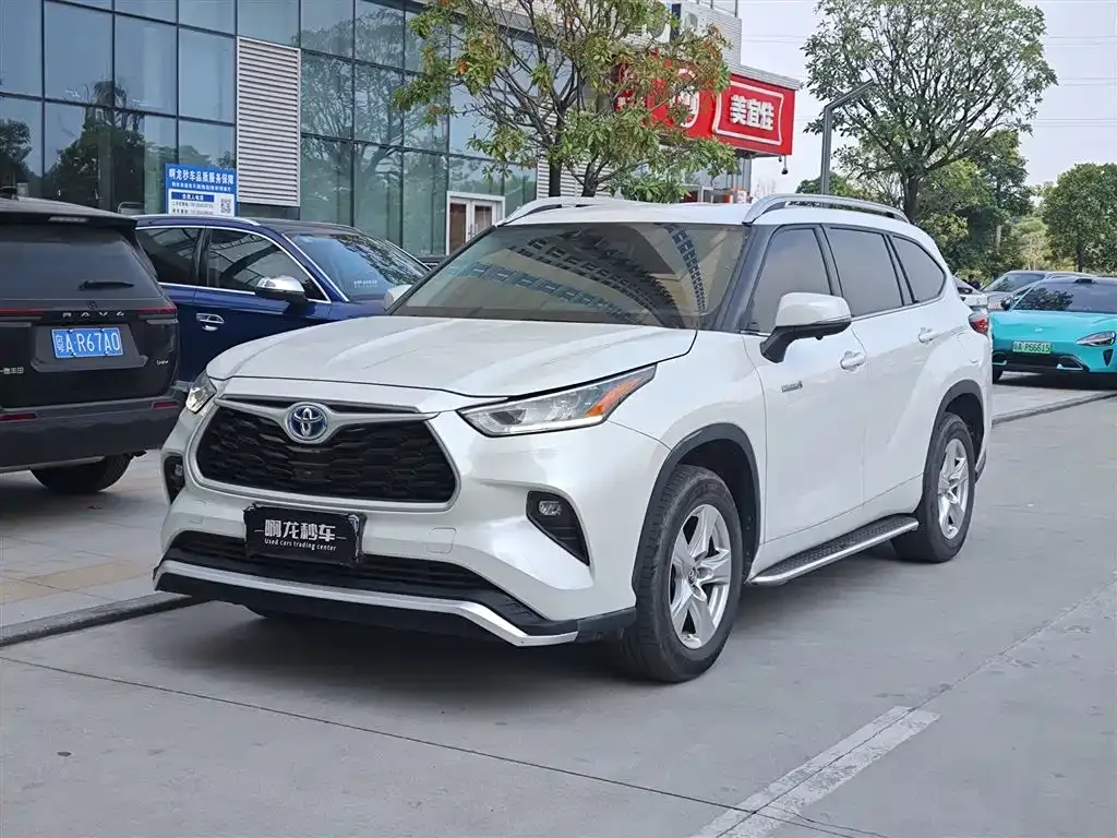Toyota Highlander — фото 1