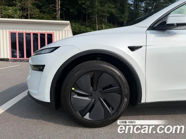 Tesla Model Y — фото 9