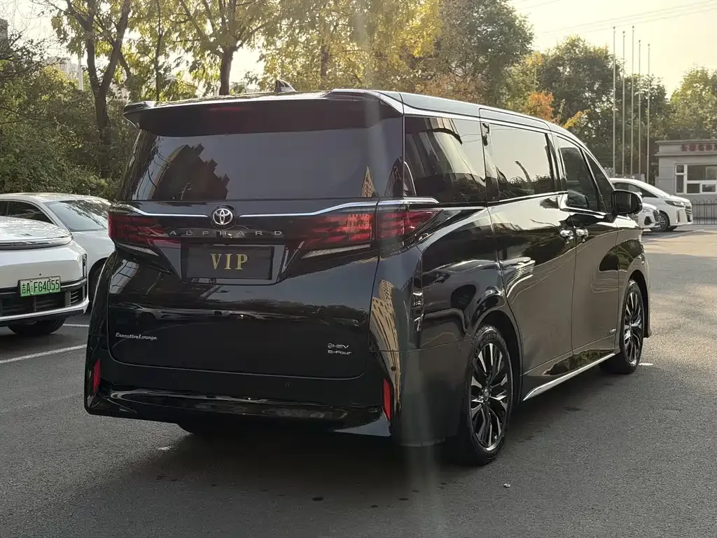 Toyota Alphard — фото 10