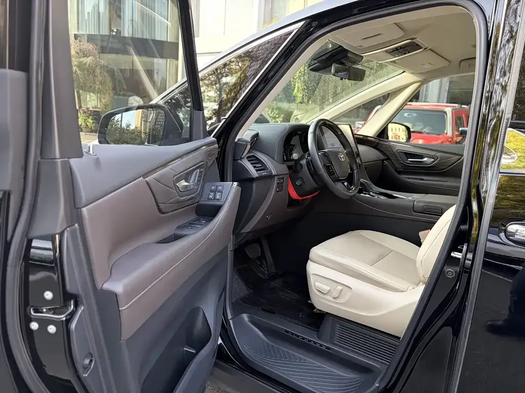 Toyota Alphard — фото 3