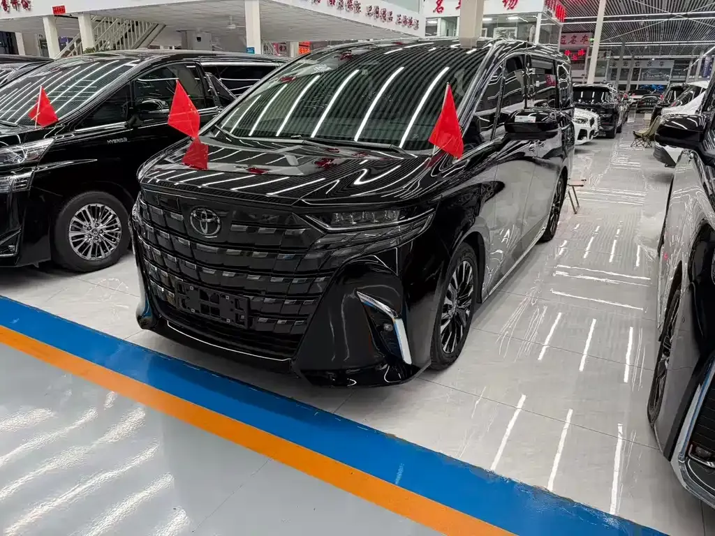 Toyota Alphard — фото 1