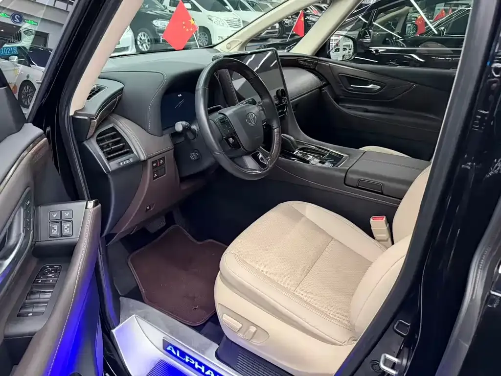 Toyota Alphard — фото 4