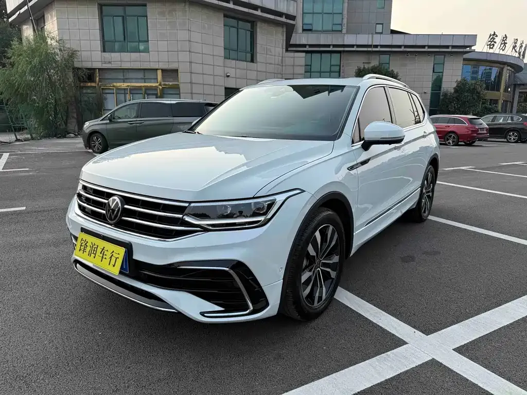 Volkswagen Tiguan L — фото 1