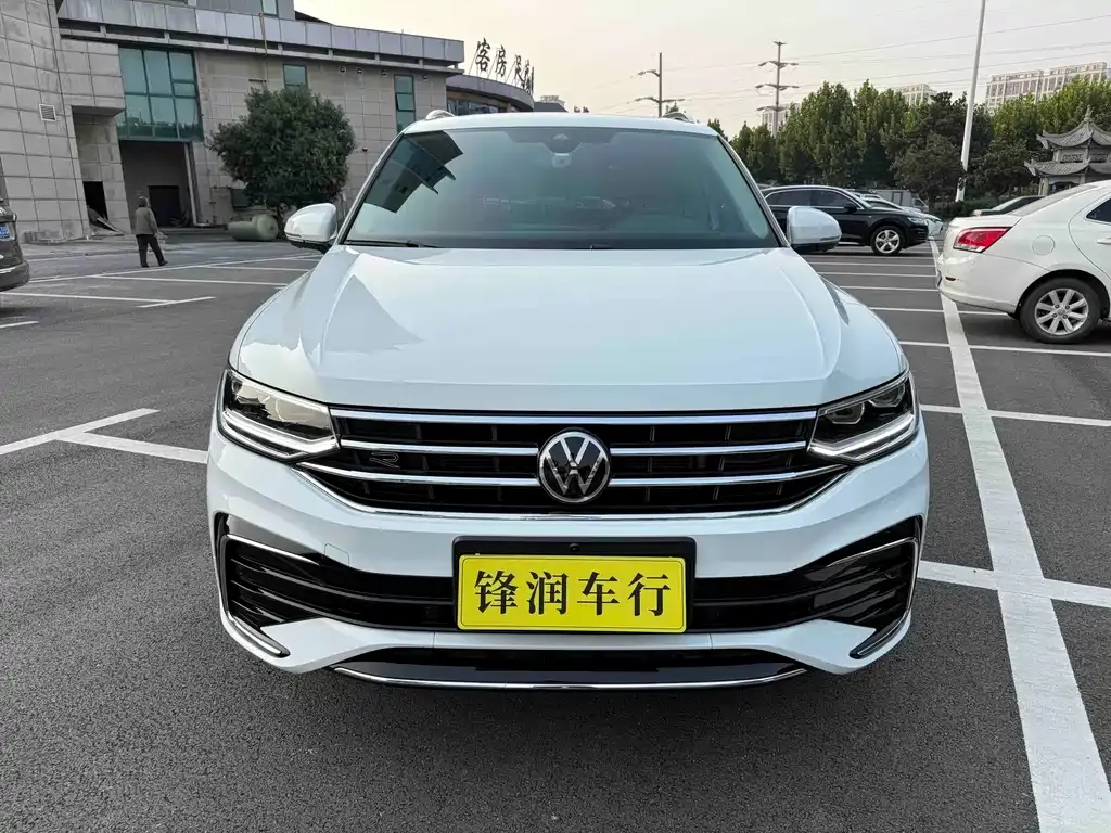 Volkswagen Tiguan L — фото 7