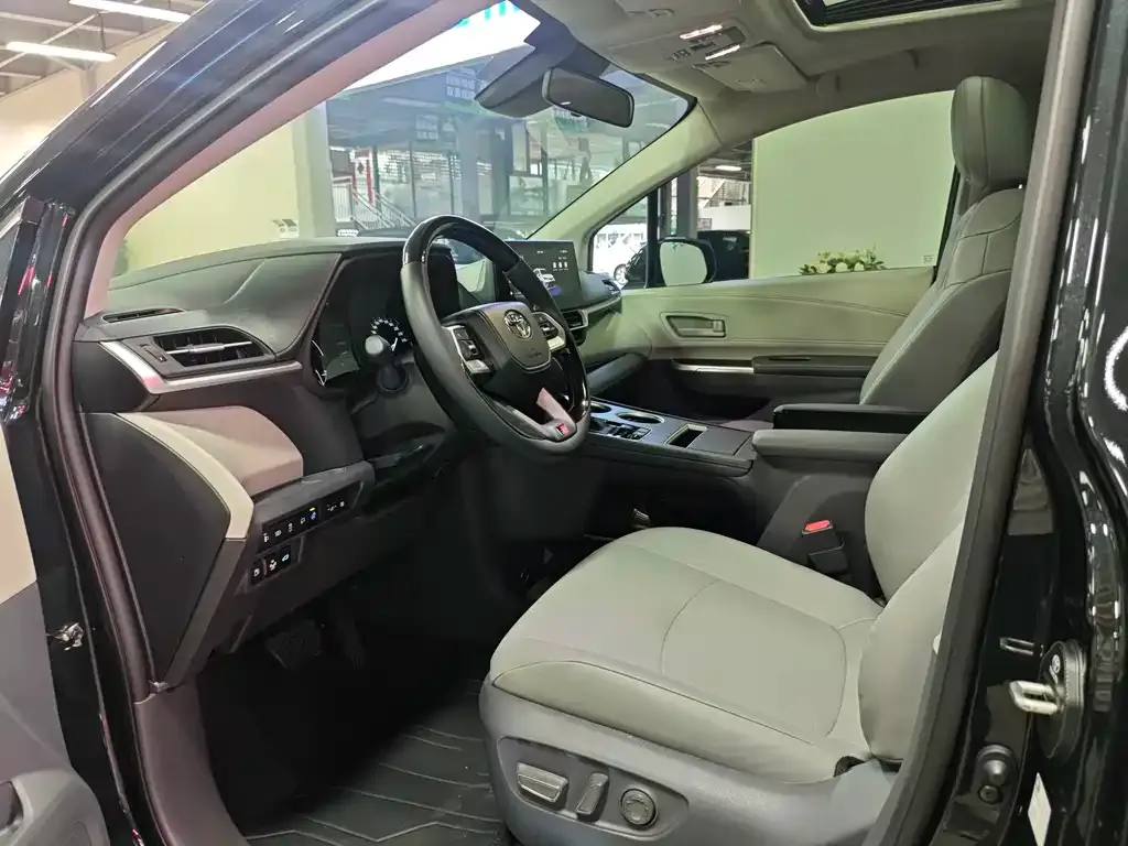 Toyota Granvia — фото 8