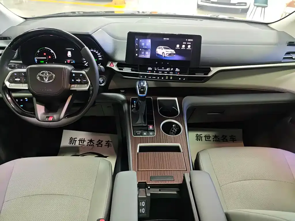 Toyota Granvia — фото 10