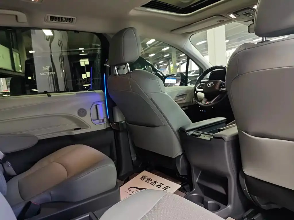 Toyota Granvia — фото 2
