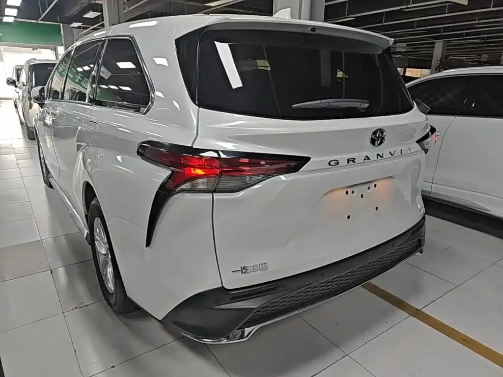 Toyota Granvia — фото 8