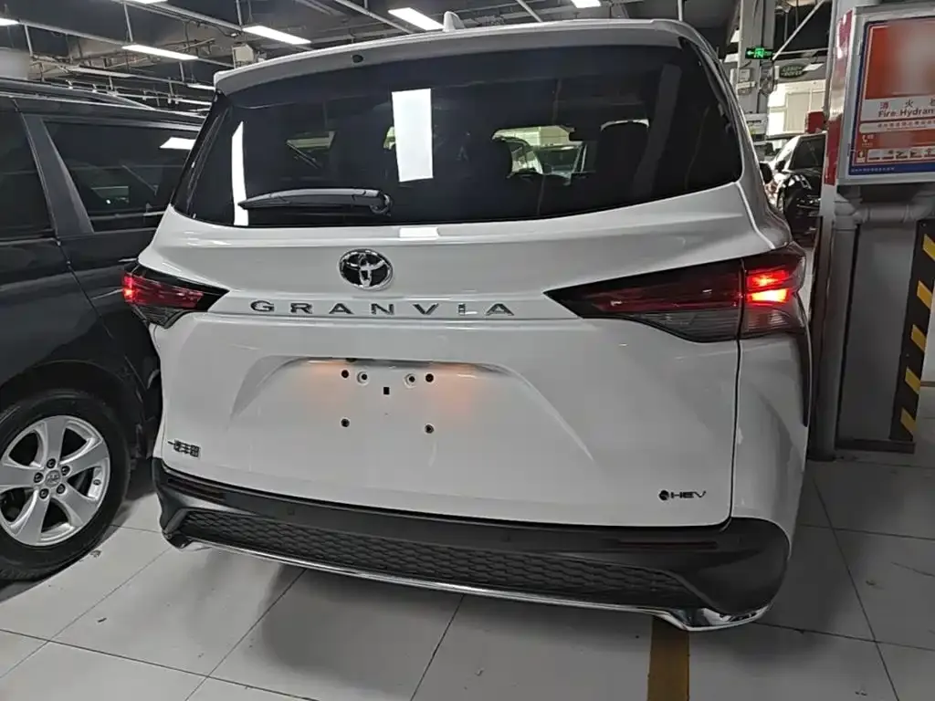 Toyota Granvia — фото 7