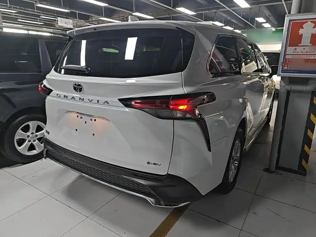Toyota Granvia — фото 6