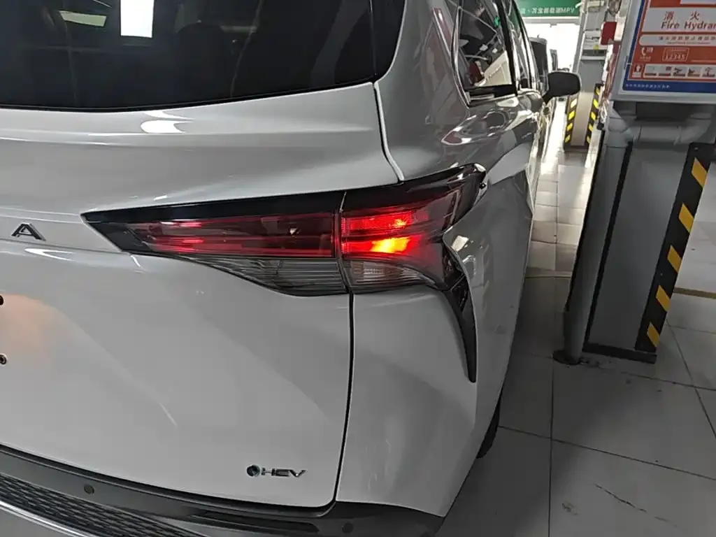 Toyota Granvia — фото 1